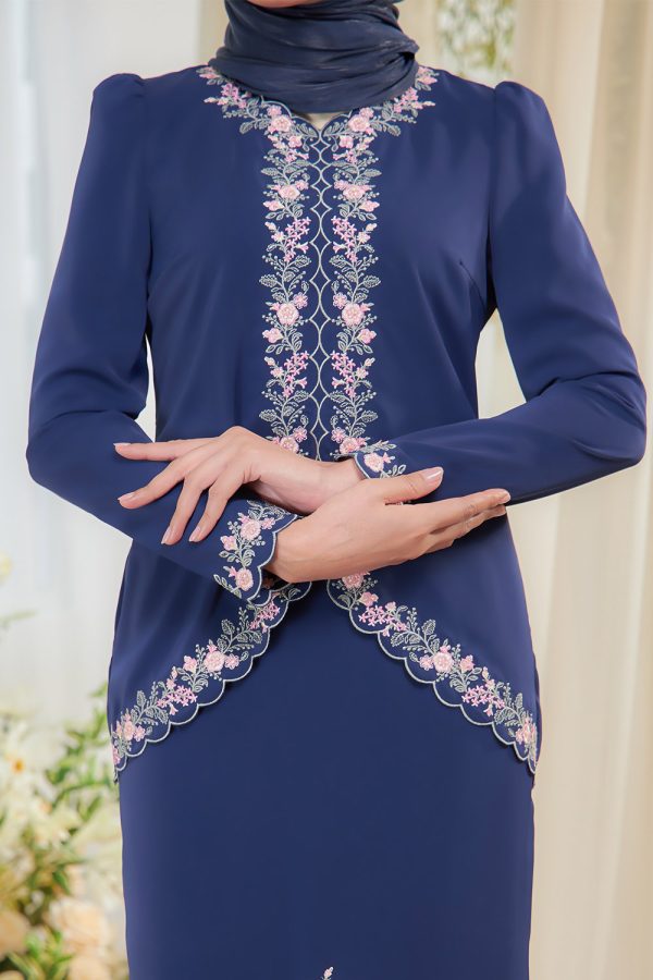 JULIA.NAVYBLUE.2 JULIA.NAVYBLUE.2