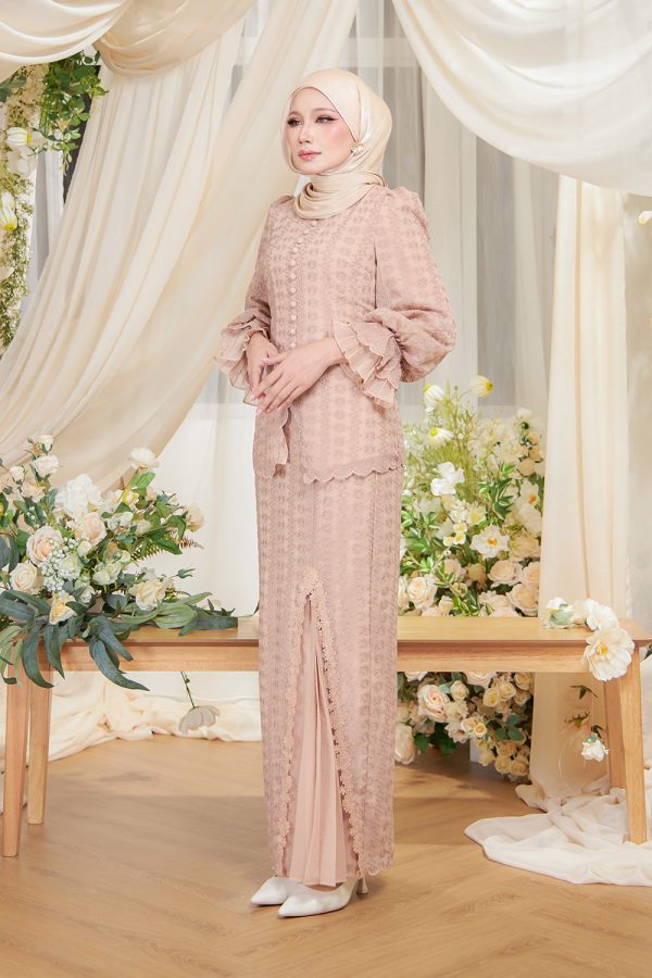 ELOISE.NUDEBROWN.2 ELOISE.NUDEBROWN.2