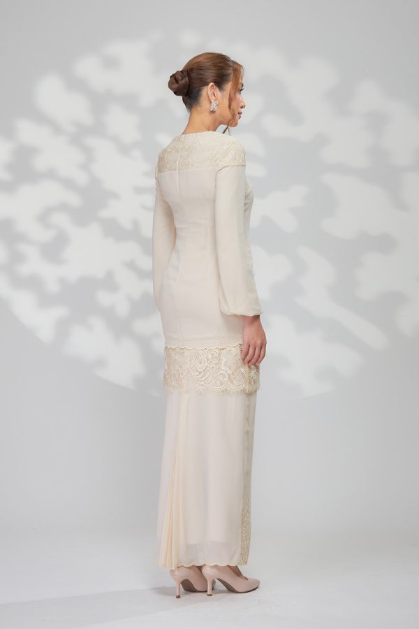 HANNAH.LIGHTCHAMPAGNE.6 HANNAH.LIGHTCHAMPAGNE.6